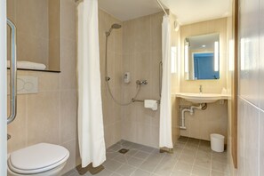 A bathroom with a toilet, shower, and sink. - B&B HOTEL Paris Sud Châtenay Malabry (Chatenay-Malabry)