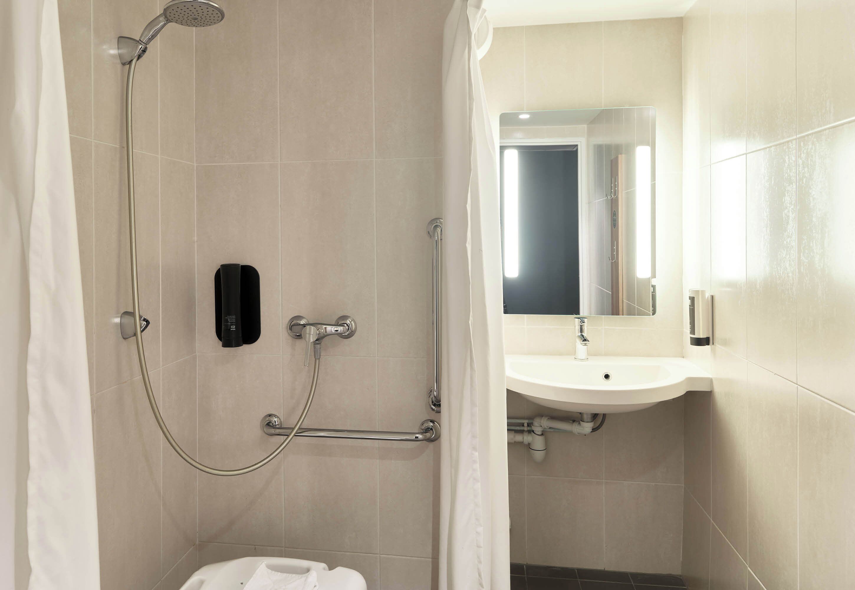 double room, accessible, non smoking | bathroom | shower, hair dryer, towels