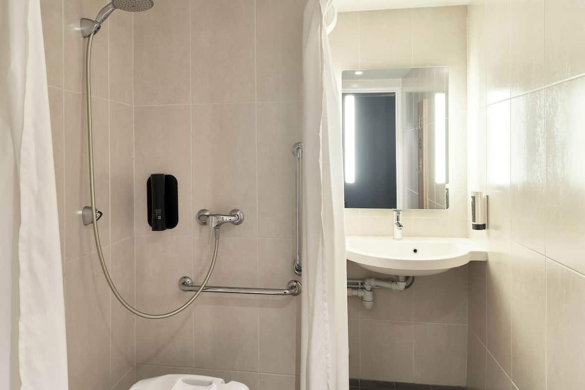 double room, accessible, non smoking | bathroom | shower, hair dryer, towels