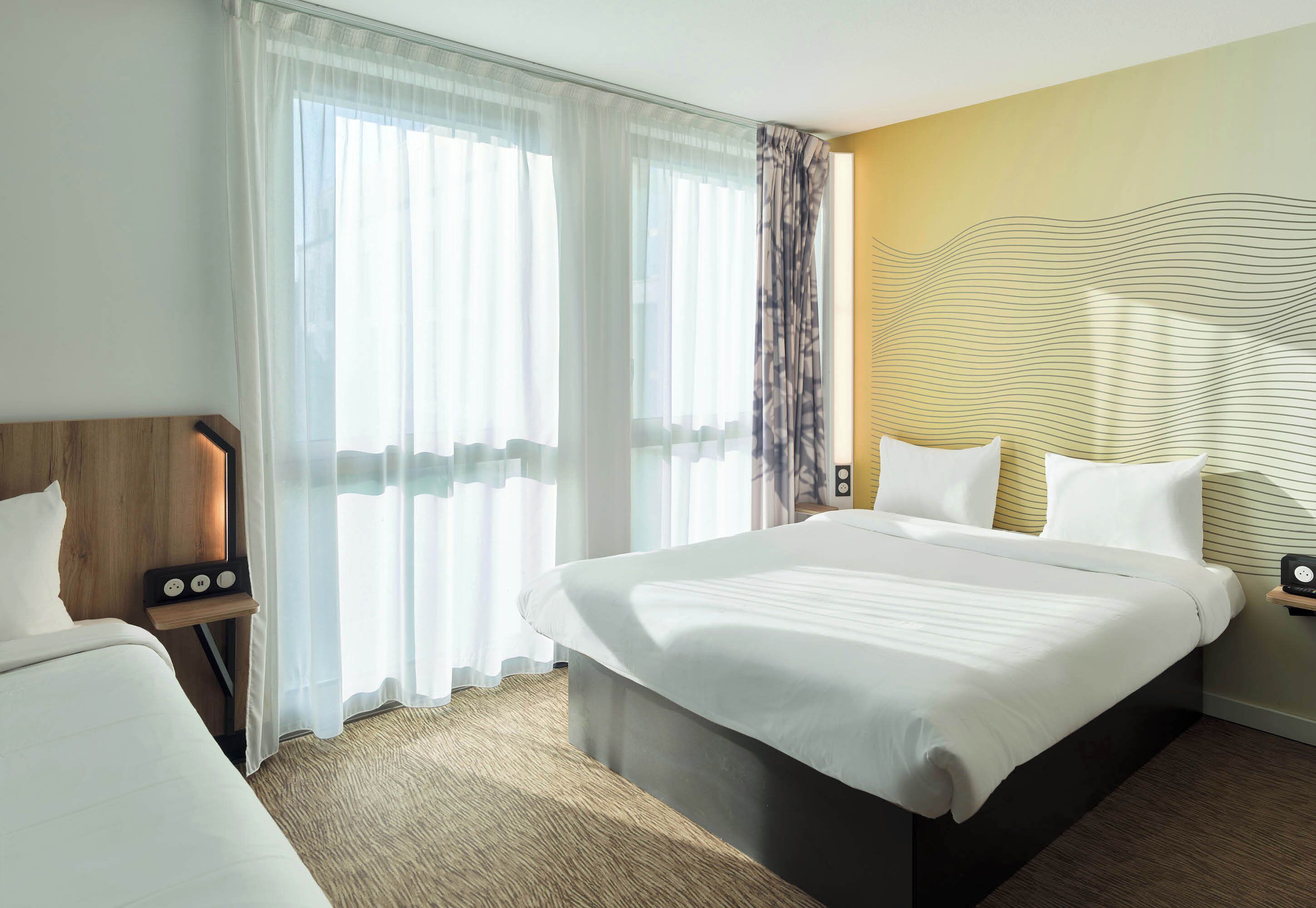 quadruple room, non smoking | premium bedding, desk, soundproofing, iron/ironing board