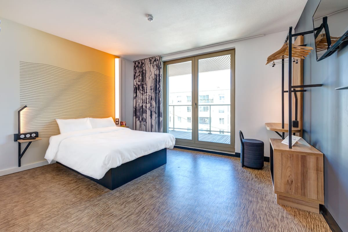 double room, accessible, non smoking | premium bedding, desk, soundproofing, iron/ironing board