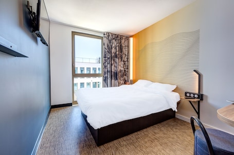 Ropa de cama de alta calidad, escritorio y sistema de insonorización