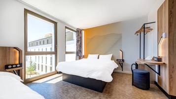 Vierpersoonskamer, niet-roken | Luxe beddengoed, een bureau, geluiddichte muren