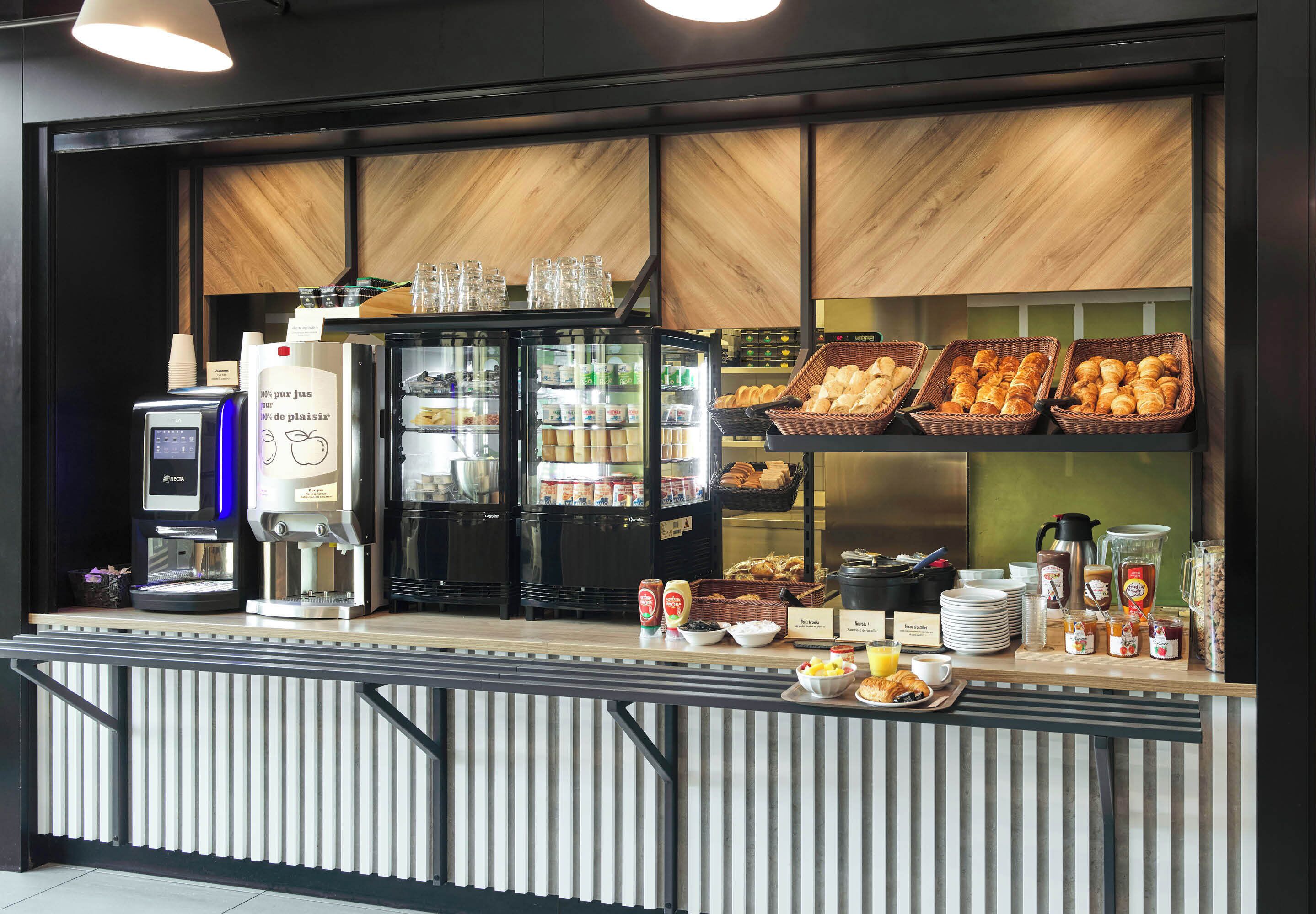 daily buffet breakfast for a fee