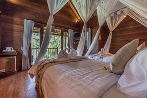 Minibar, in-room safe, desk, laptop workspace - Royal Retreat Villa's Lembongan (Lembongan Island)