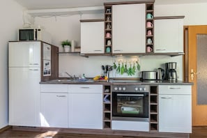 Kühlschrank, Mikrowelle, Ofen, Geschirrspüler
