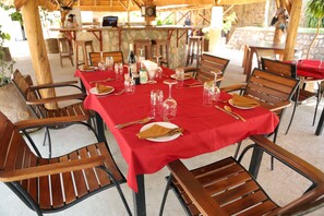 حيث تُقدم وجبات الإفطار، الغداء، العشاء، الأطباق العالمية