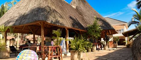 Utendørsbasseng og solsenger