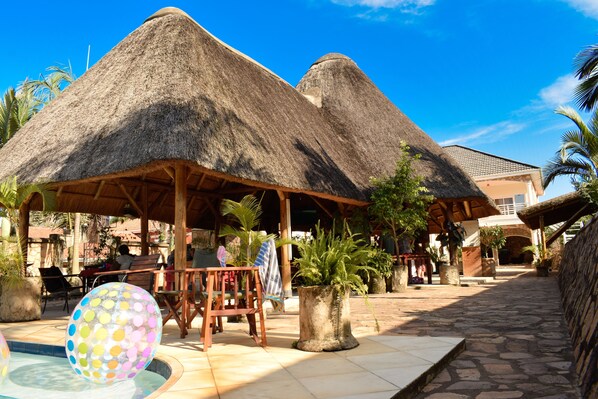 Outdoor pool, sun loungers - Entebbe Palm Hotel (Entebbe)