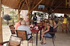Breakfast, lunch and dinner served - Entebbe Palm Hotel (Entebbe)