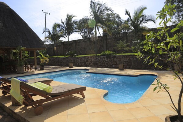 حمّام سباحة خارجي، مقاعد للتشمس