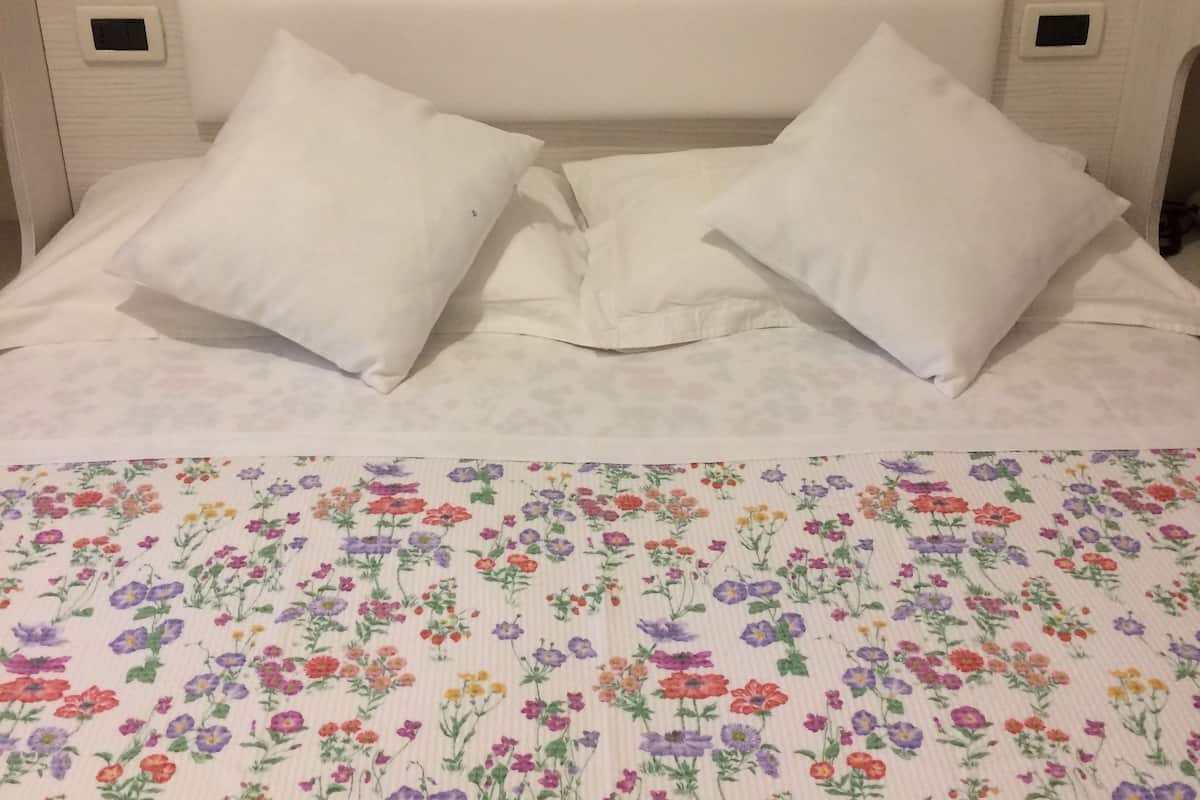 Camera con letto matrimoniale o 2 letti singoli, balcone | Minibar, una cassaforte in camera, Wi-Fi gratuito, lenzuola