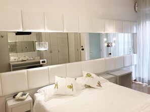Minibar, caja de seguridad en la habitación, wifi gratis y ropa de cama 