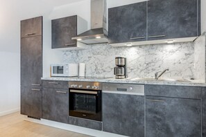 Kühlschrank, Mikrowelle, Ofen, Geschirrspüler