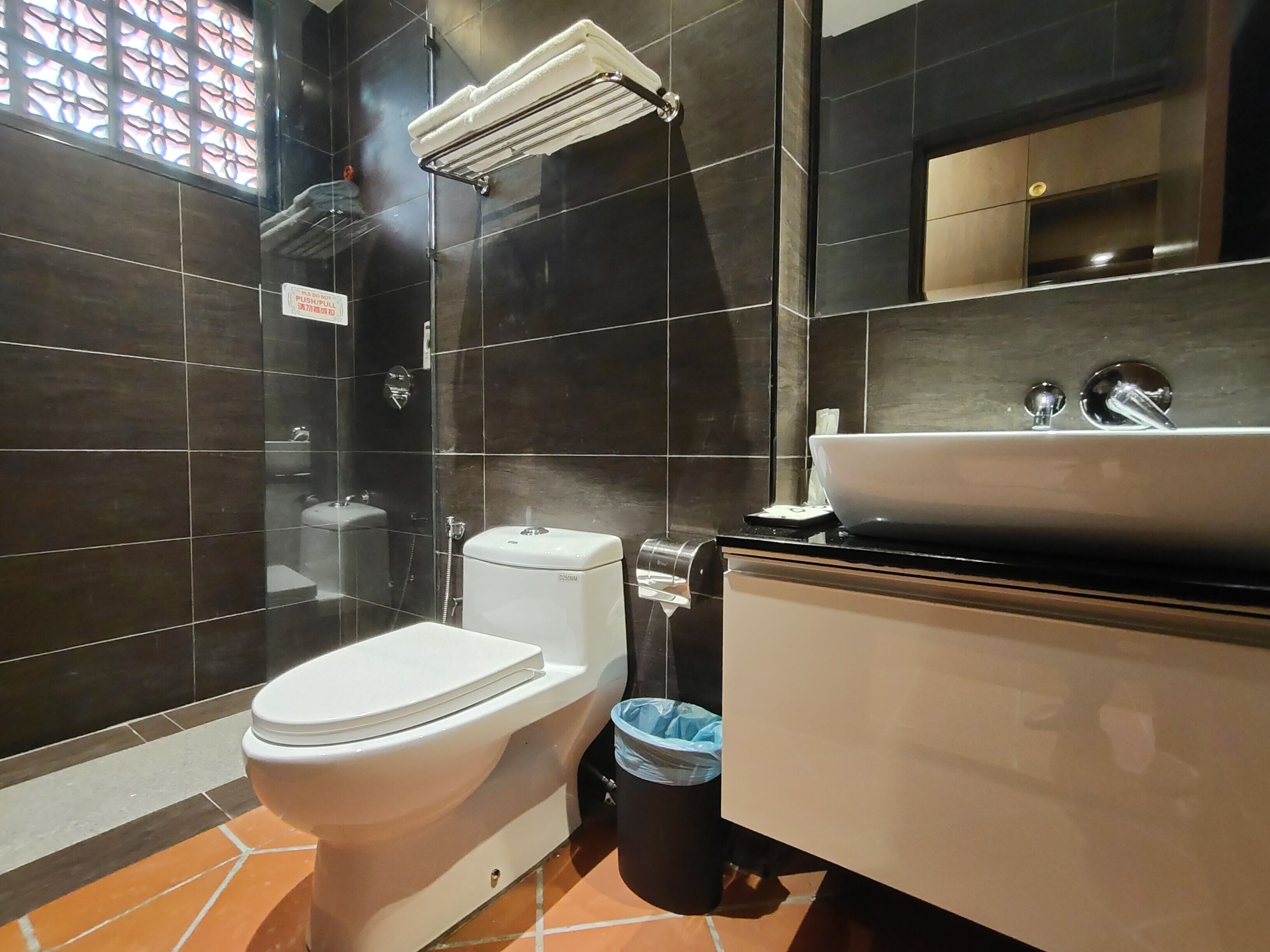 shower, rainfall showerhead, free toiletries, hair dryer