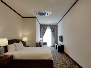 Premium bedding, down duvets, desk, laptop workspace - Riviera Suites Melaka (Malacca City)