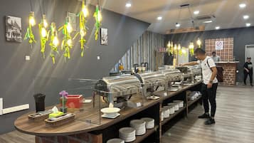 Daily cooked-to-order breakfast for a fee