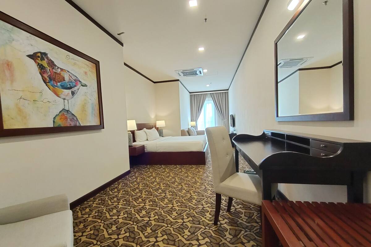 Phòng Deluxe, 1 giường cỡ king (Riviera) | 1 phòng ngủ, bộ đồ giường cao cấp, chăn bông, bàn