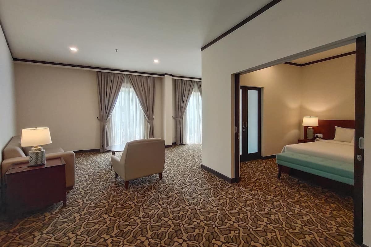 Phòng Suite Premier, 1 giường cỡ king (Riviera) | 1 phòng ngủ, bộ đồ giường cao cấp, chăn bông, bàn