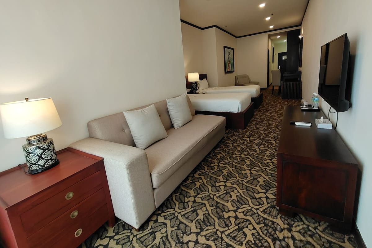 Phòng Suite Deluxe (Riviera Twin) | 1 phòng ngủ, bộ đồ giường cao cấp, chăn bông, bàn