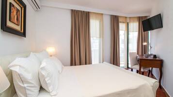 Deluxe-Apartment, 2 Schlafzimmer (Galini) | Badezimmer | Dusche, Regendusche, kostenlose Toilettenartikel, Haartrockner