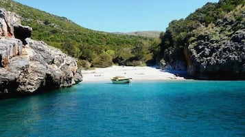 Una spiaggia nelle vicinanze