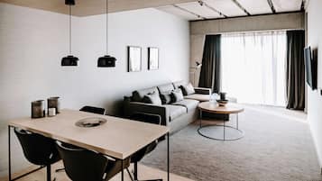 Suite | Hypo-allergenic bedding, in-room safe, desk, blackout drapes