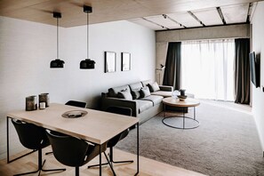 Suite | Allergitestet sengetøy, safe på rommet, skrivebord og blendingsgardiner