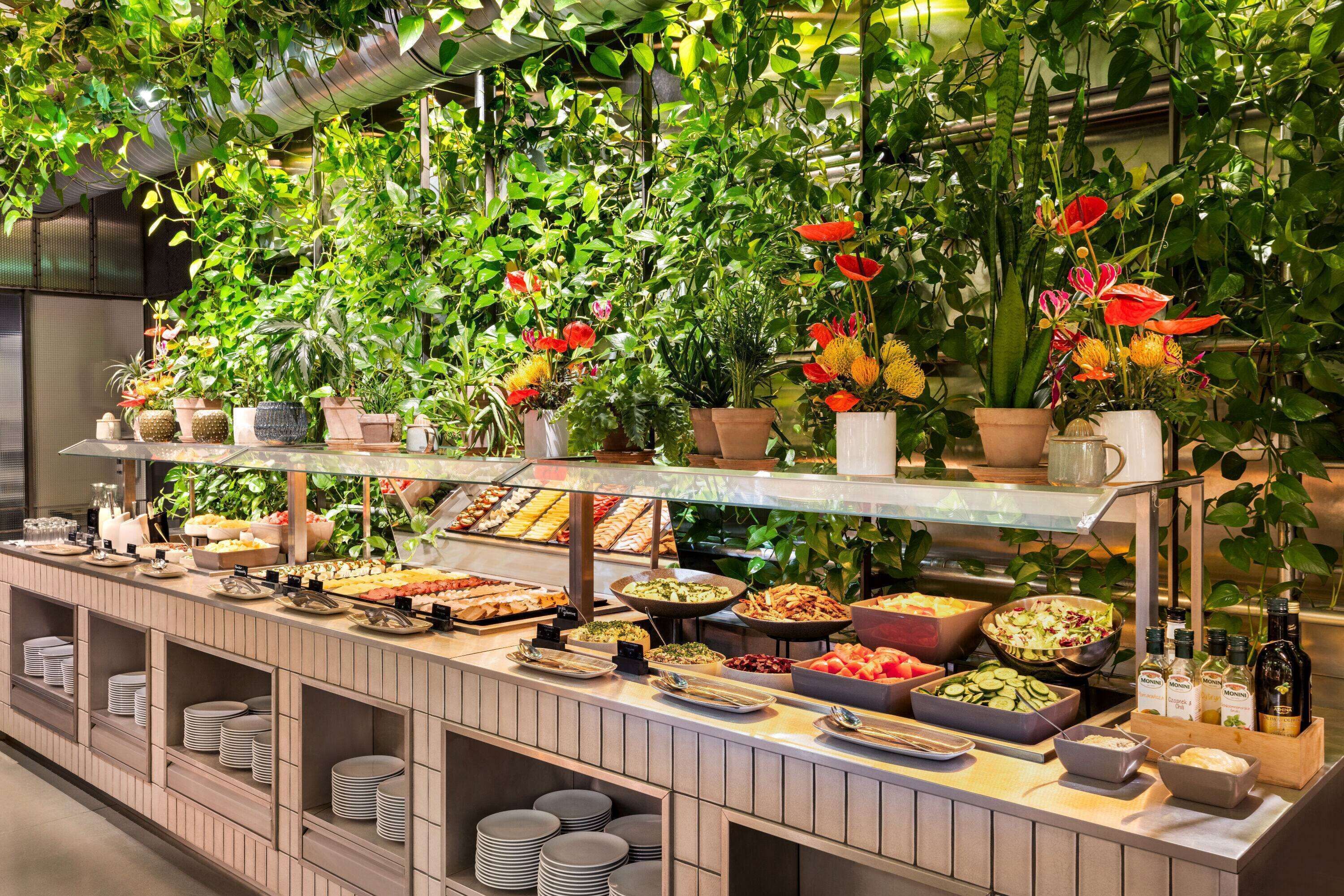 Daily buffet breakfast (PLN 75 per person)