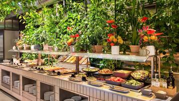Daily buffet breakfast (PLN 75 per person)