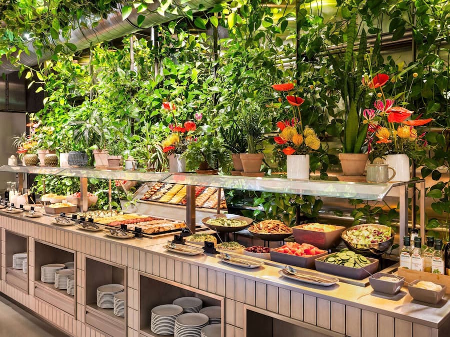 Daily buffet breakfast (PLN 80 per person)