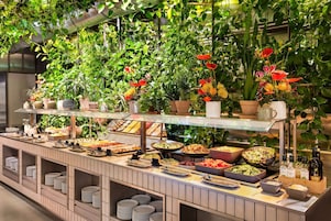 Daily buffet breakfast (PLN 80 per person)