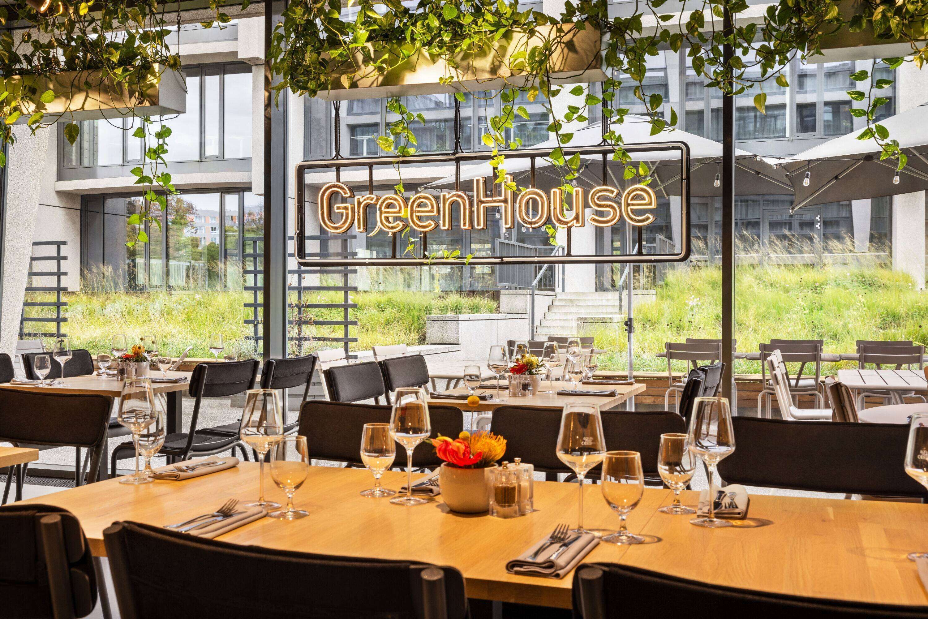 breakfast, lunch, dinner served; international cuisine