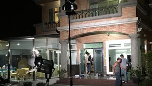 Un edificio de varios pisos con fachada de ladrillo, ventanas amplias y un balcón.