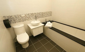 Combined shower/tub, deep soaking tub, free toiletries, hair dryer - Campestral Garden B&B (Jiaoxi)