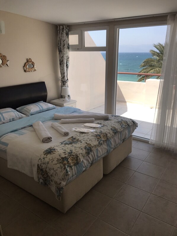 Familjerum för fyra - flera sängar - balkong - havsutsikt | Värdeförvaringsskåp på rummet, skrivbord och gratis wi-fi