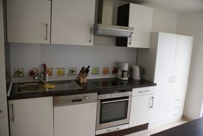 Comfort Apartment, 2 Bedrooms, Balcony | Private kitchen | Fridge, oven, stovetop, dishwasher - Moor Apartment (Singen)
