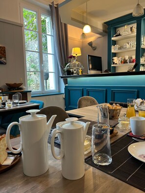 包含每日当地美食早餐