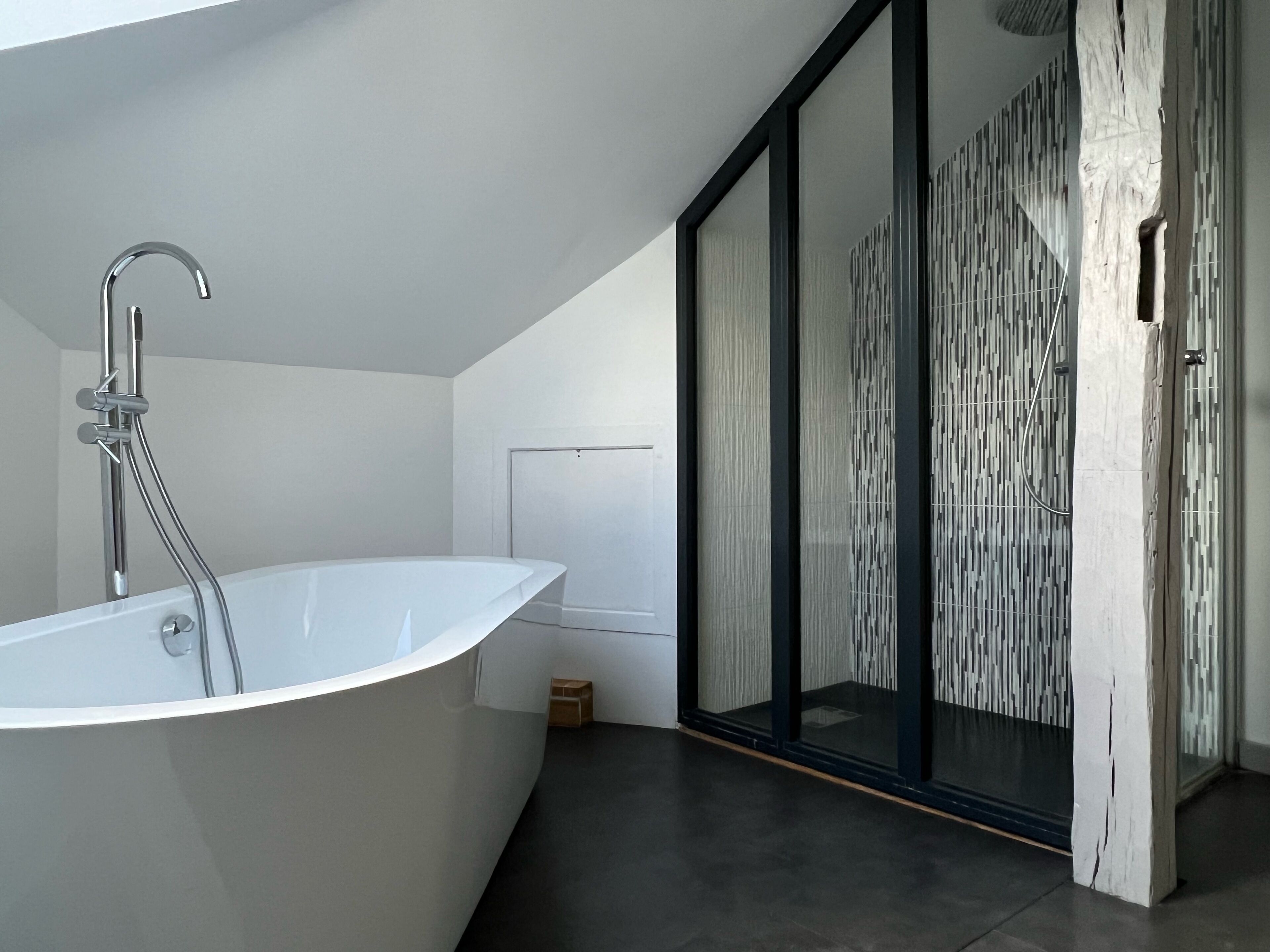 Deluxe appartement | Badkamer | Een douche, een hydromassagedouche, gratis toiletartikelen