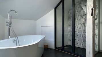 Appartamento Deluxe | Bagno | Doccia, doccia idromassaggio, set di cortesia gratuito, asciugacapelli