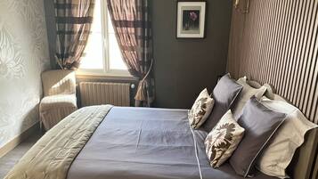 Kamar Double | 1 kamar tidur, seprai premium, busa memori, dan didekorasi berbeda-beda