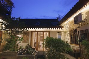 Façana frontal de l'allotjament (vespre/nit)