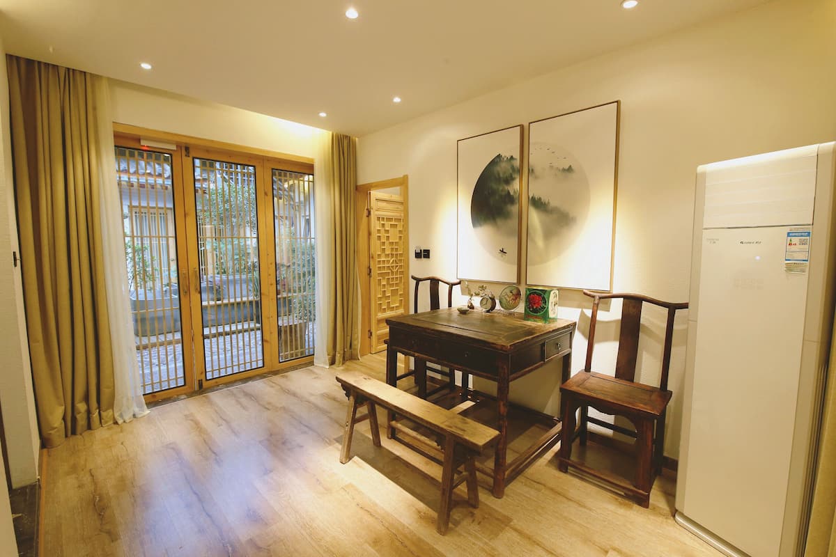 Deluxe Suite with Yard-view | Living area