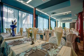 Déjeuner et dîner servis sur place