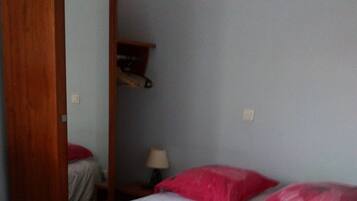 Chambre Double Premium | Rideaux occultants, Wi-Fi gratuit, décoration personnalisée