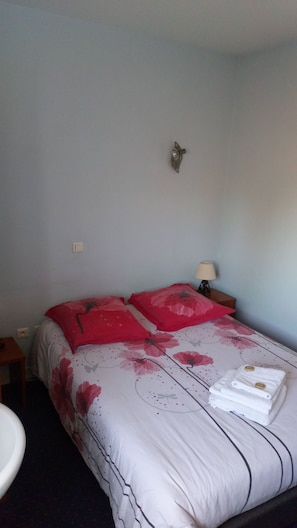 Premium Double Room | Individually decorated, individually furnished, blackout curtains - La Roseraie (Amberieux-en-Dombes)