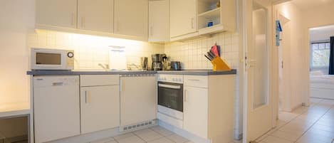 Een koelkast, een magnetron, een oven, een vaatwasser