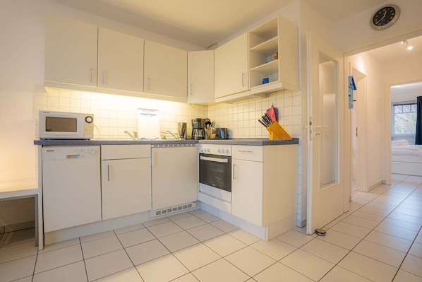 Kühlschrank, Mikrowelle, Ofen, Geschirrspüler