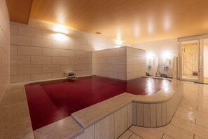 Milieuvriendelijke toiletartikelen, een haardroger, pantoffels