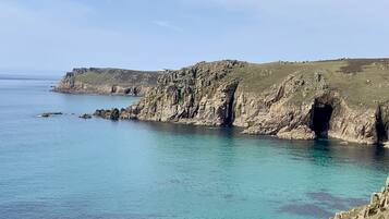 Ubicación cercana a la playa y toallas de playa